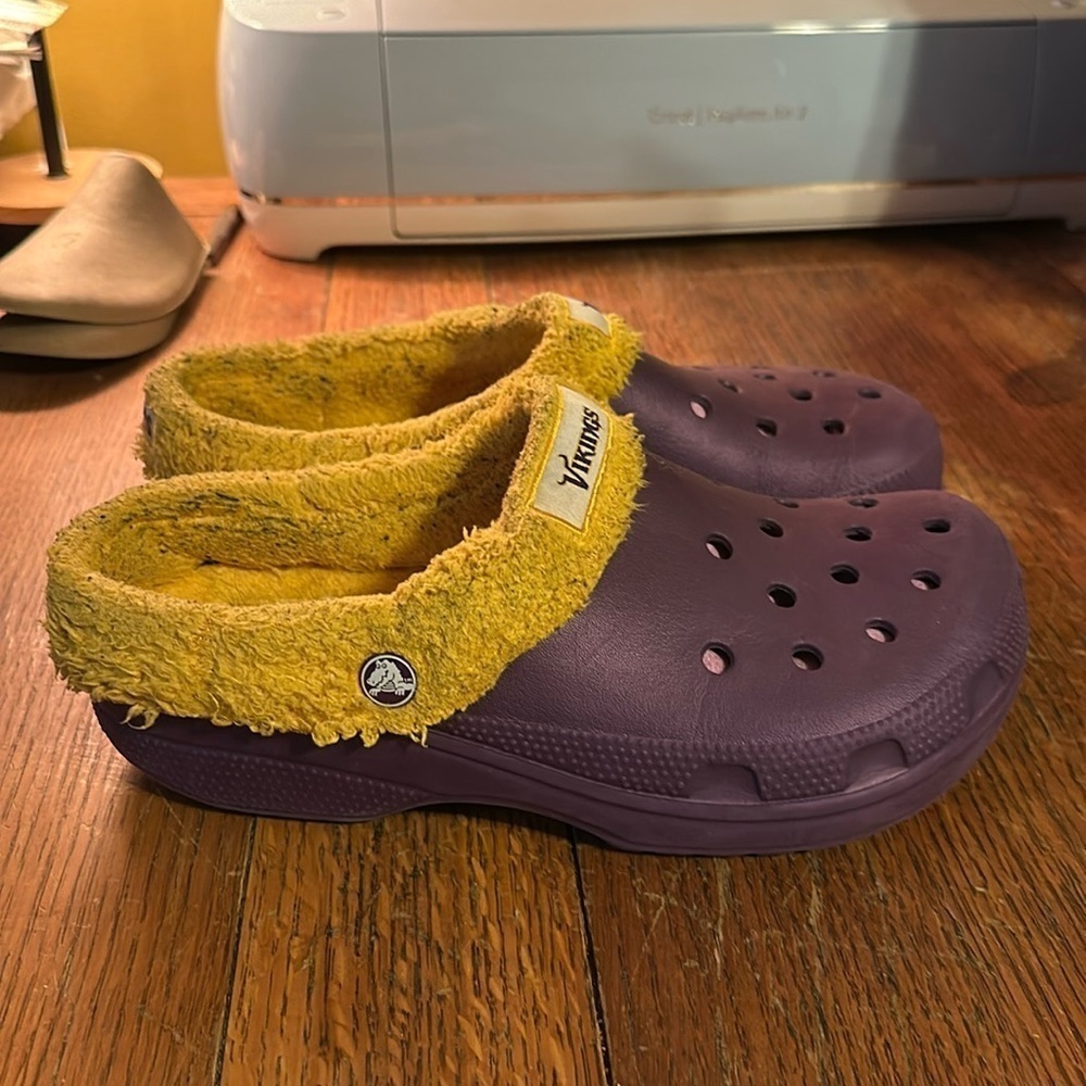 Crocs Vikings NFL Size Men's 8 Women's 10
